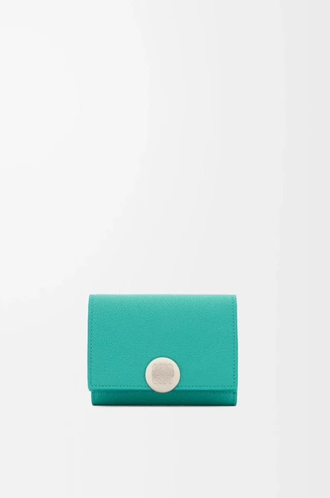 Pebble trifold wallet in pebble grain calfskin Aquamarine Pebble trifold wallet in pebble grain calfskin Aquamarine
