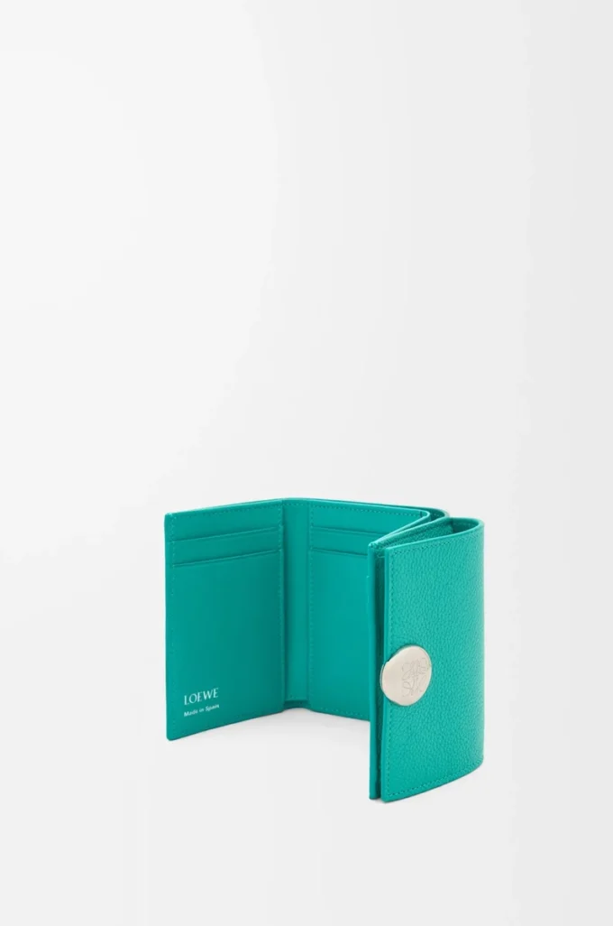 Pebble trifold wallet in pebble grain calfskin Aquamarine Pebble trifold wallet in pebble grain calfskin Aquamarine