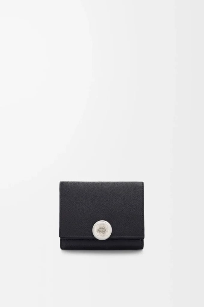 Pebble trifold wallet in pebble grain calfskin Black Pebble trifold wallet in pebble grain calfskin Black