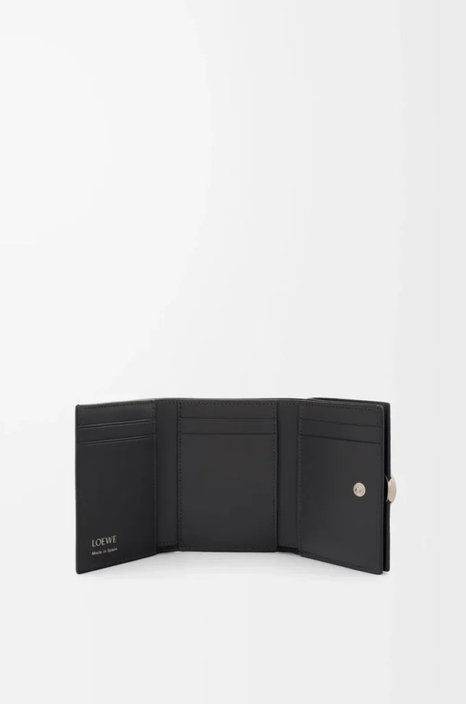 Pebble trifold wallet in pebble grain calfskin Black Pebble trifold wallet in pebble grain calfskin Black