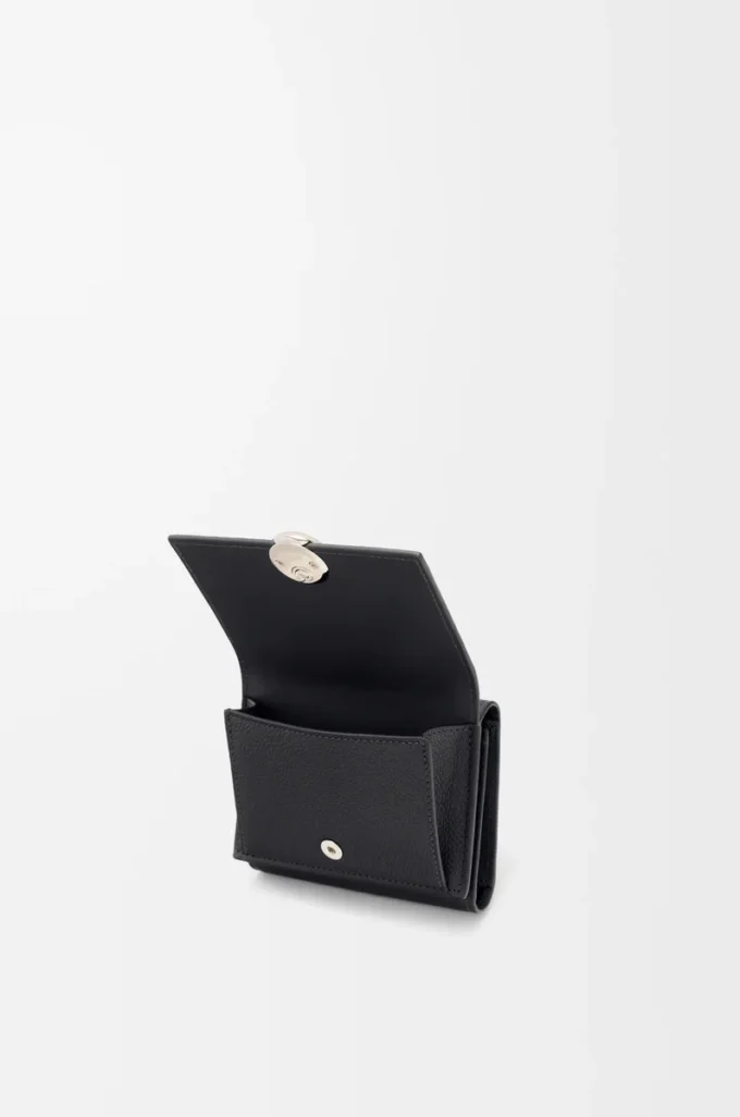 Pebble trifold wallet in pebble grain calfskin Black Pebble trifold wallet in pebble grain calfskin Black
