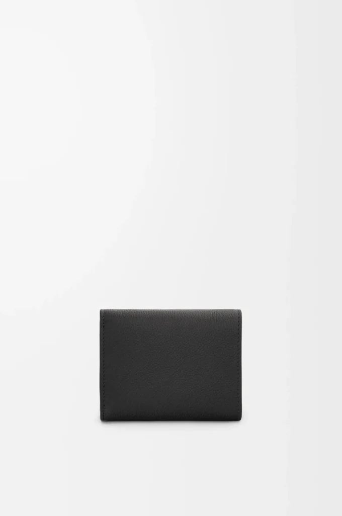 Pebble trifold wallet in pebble grain calfskin Black Pebble trifold wallet in pebble grain calfskin Black