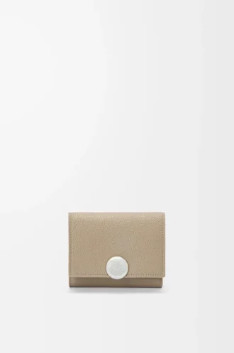 Pebble trifold wallet in pebble grain calfskin Clay