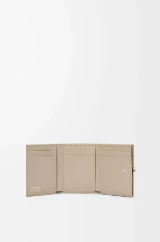 Pebble trifold wallet in pebble grain calfskin Clay