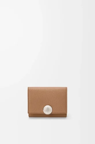 Pebble trifold wallet in pebble grain calfskin Mocha