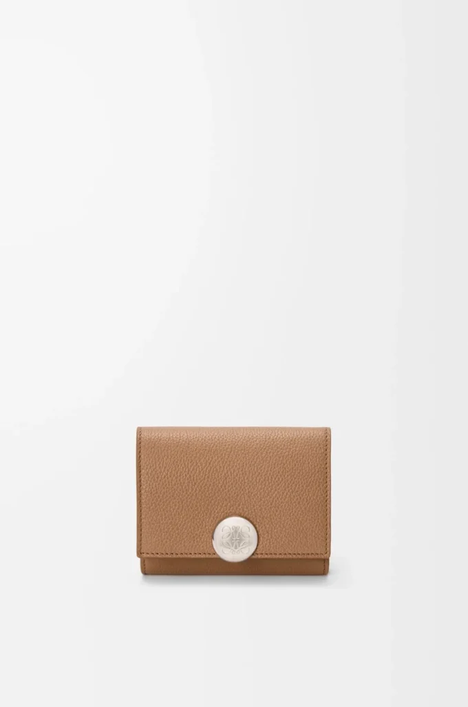 Pebble trifold wallet in pebble grain calfskin Mocha Pebble trifold wallet in pebble grain calfskin Mocha