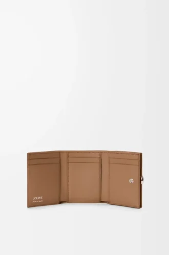 Pebble trifold wallet in pebble grain calfskin Mocha