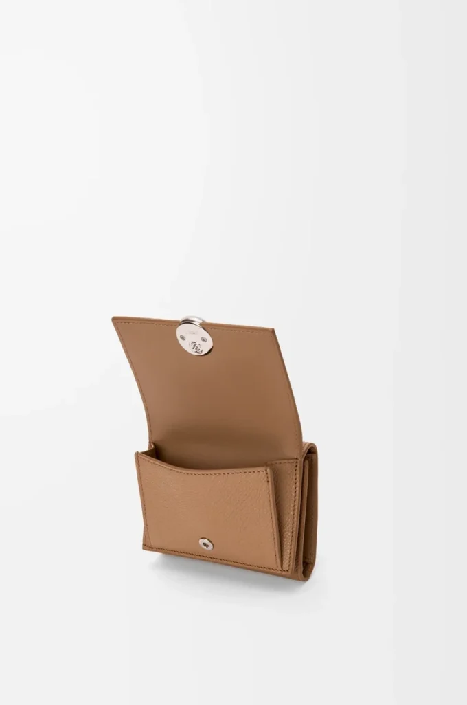 Pebble trifold wallet in pebble grain calfskin Mocha Pebble trifold wallet in pebble grain calfskin Mocha