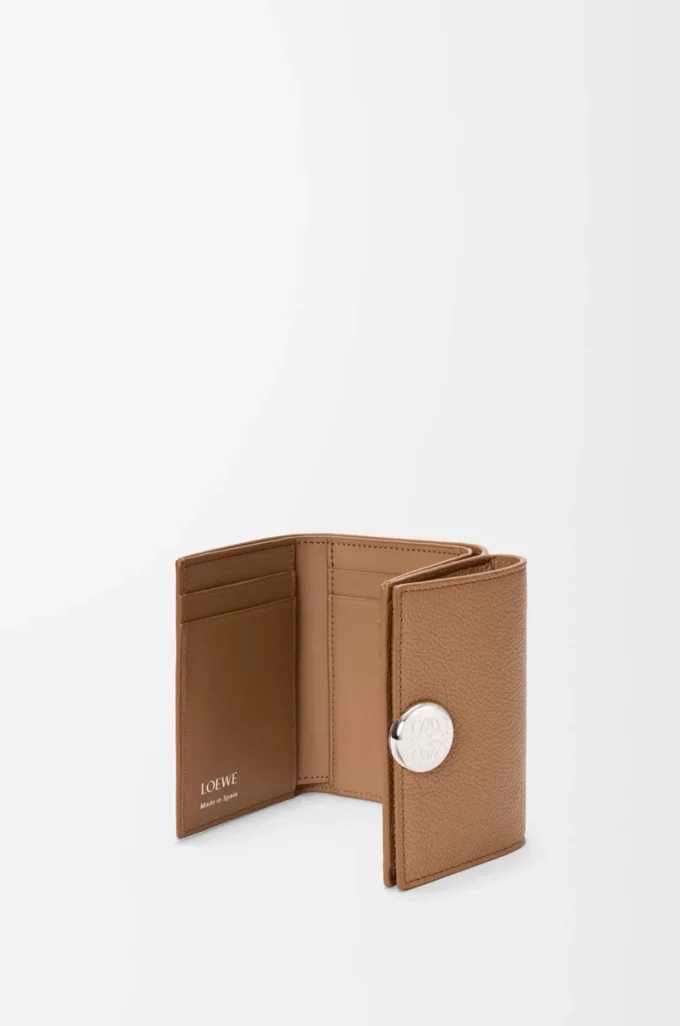 Pebble trifold wallet in pebble grain calfskin Mocha Pebble trifold wallet in pebble grain calfskin Mocha