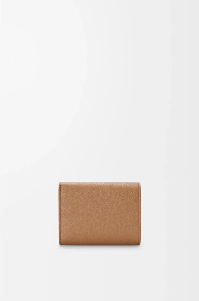 Pebble trifold wallet in pebble grain calfskin Mocha Pebble trifold wallet in pebble grain calfskin Mocha