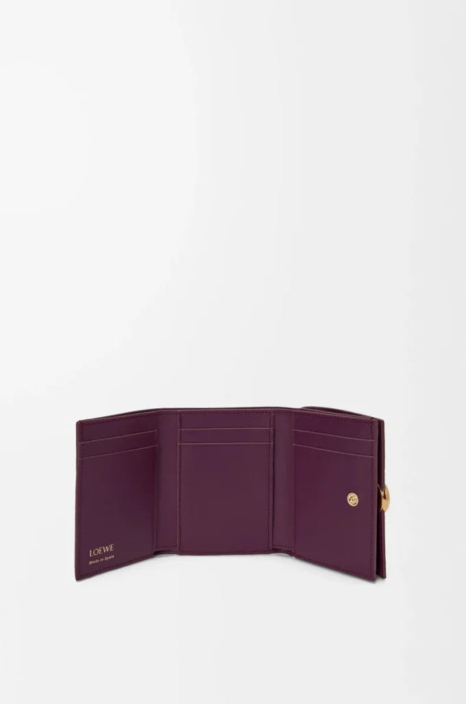 Pebble trifold wallet in pebble grain calfskin Plum Pebble trifold wallet in pebble grain calfskin Plum