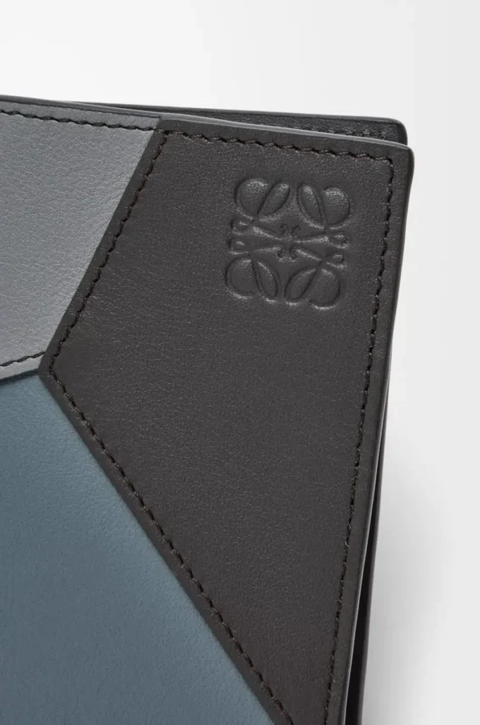 Puzzle bifold cardholder in classic calfskin Asphalt Grey/Storm Blue