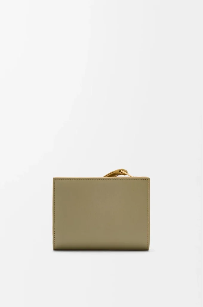 Puzzle compact wallet in classic calfskin Ginger/Sea Salt Puzzle compact wallet in classic calfskin Ginger/Sea Salt