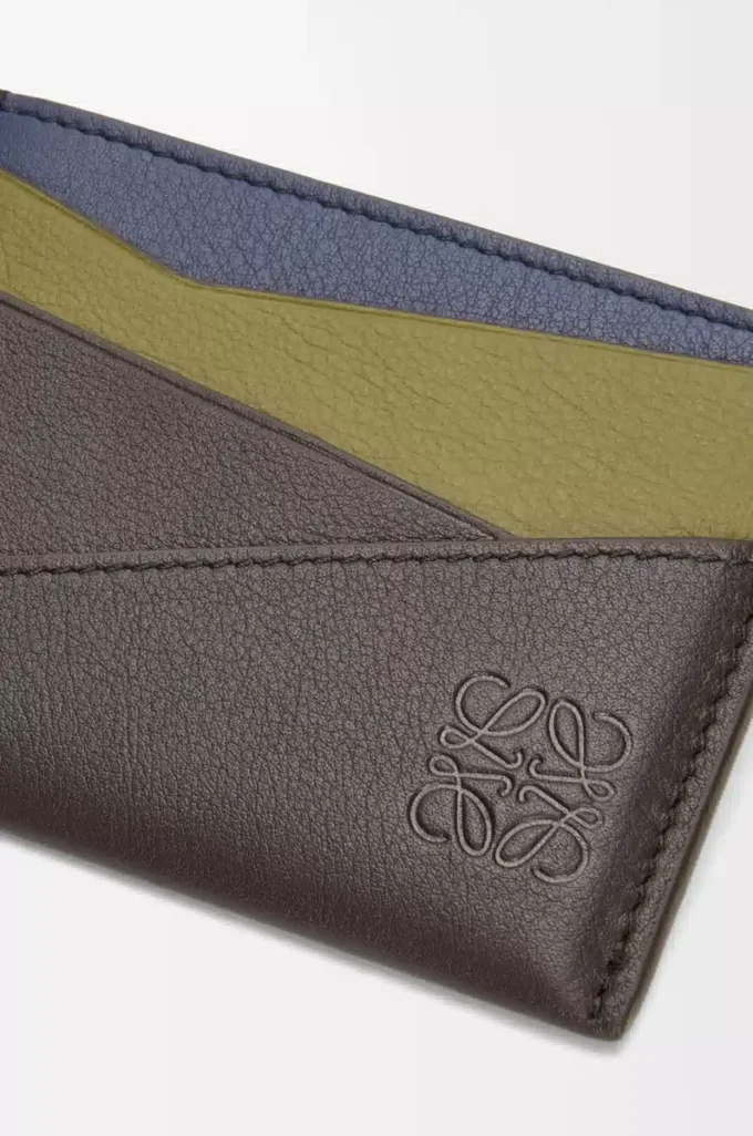Puzzle plain cardholder in classic calfskin Olive/Dark Brown Puzzle plain cardholder in classic calfskin Olive/Dark Brown