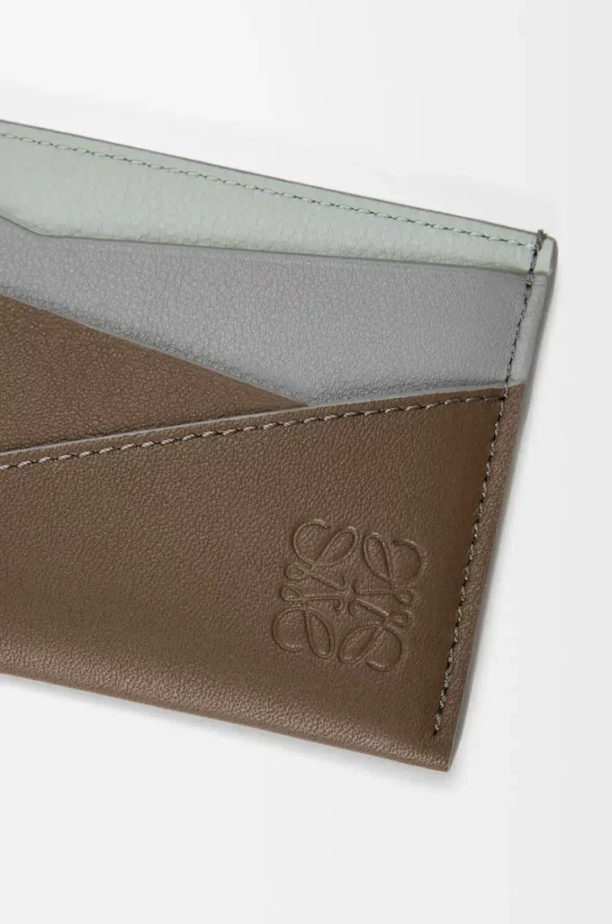 Puzzle plain cardholder in classic calfskin Winter Brown/Ash Grey Puzzle plain cardholder in classic calfskin Winter Brown/Ash Grey
