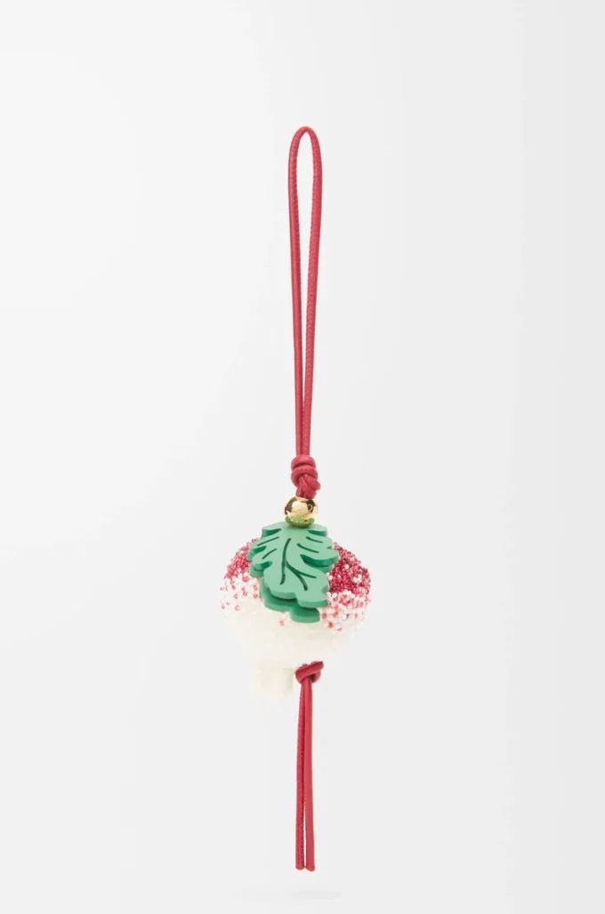 Radish charm in beaded felt Crimson/Soft White Radish charm in beaded felt Crimson/Soft White