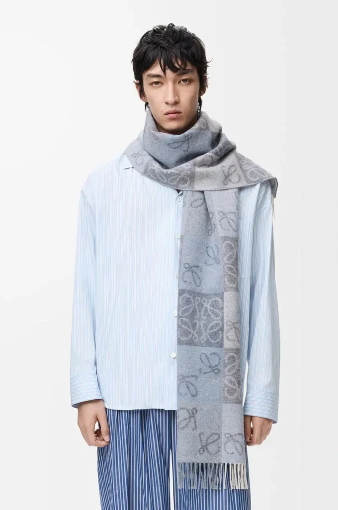Scarf in wool and cashmere Blue/White Scarf in wool and cashmere Blue/White