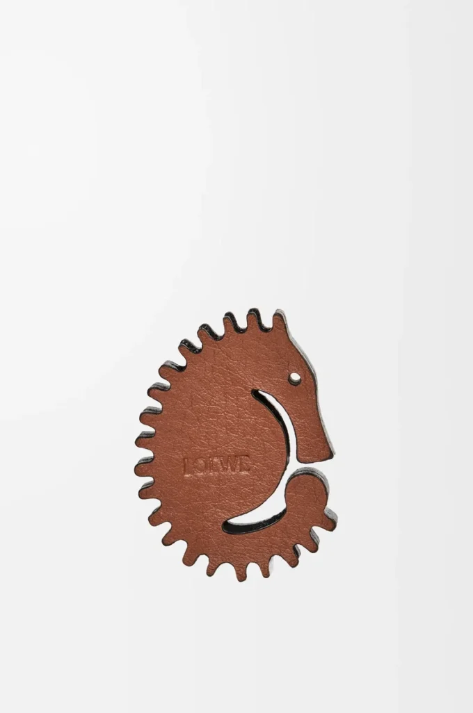 Seahorse dice in classic calfskin Blossom/Tan Seahorse dice in classic calfskin Blossom/Tan