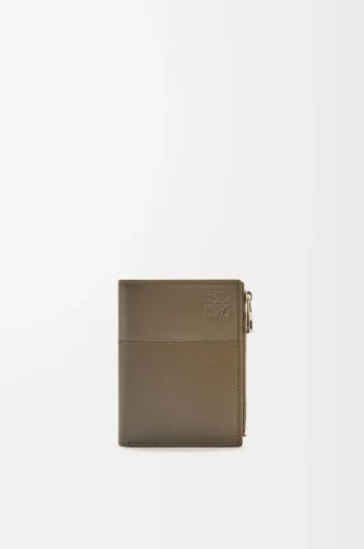 Slim compact wallet in shiny calfskin	Dark Khaki Green/Khaki Green