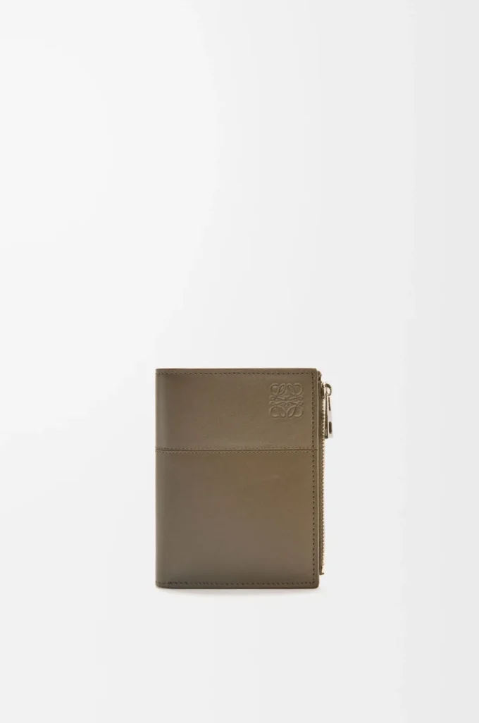 Slim compact wallet in shiny calfskin	Dark Khaki Green/Khaki Green
