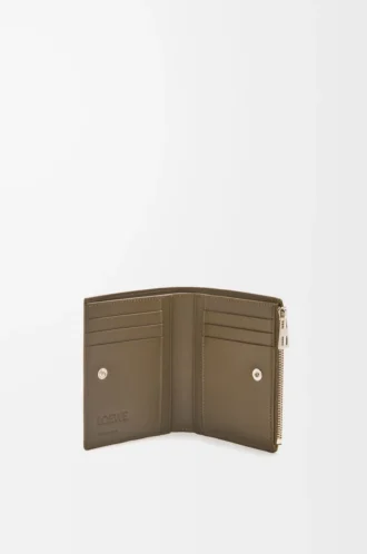 Slim compact wallet in shiny calfskin	Dark Khaki Green/Khaki Green