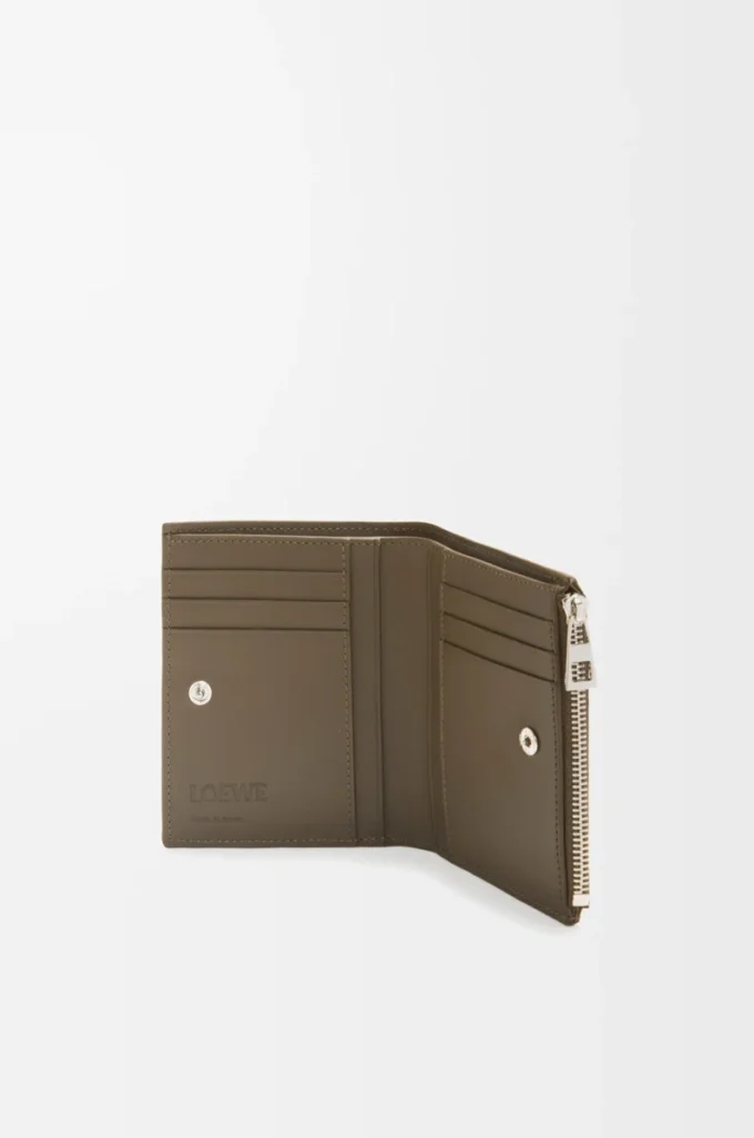Slim compact wallet in shiny calfskin	Dark Khaki Green/Khaki Green