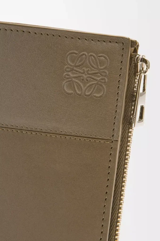 Slim compact wallet in shiny calfskin	Dark Khaki Green/Khaki Green