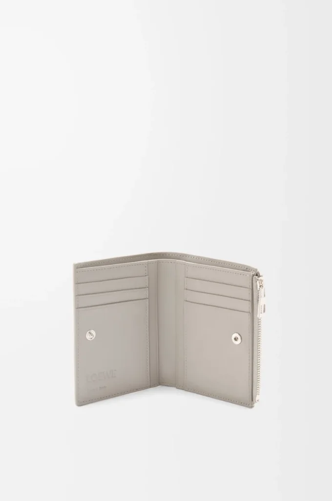 Slim compact walllet in textured classic calfskin Shell Grey Slim compact walllet in textured classic calfskin Shell Grey