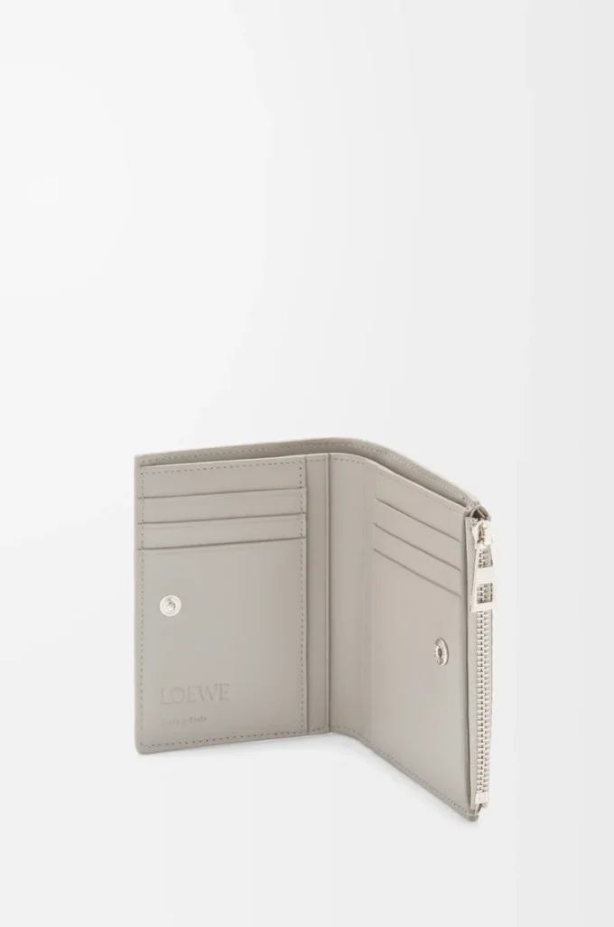 Slim compact walllet in textured classic calfskin Shell Grey Slim compact walllet in textured classic calfskin Shell Grey