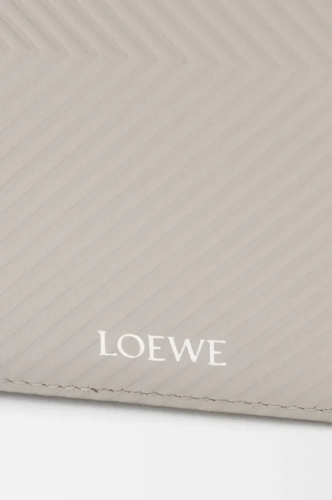 Slim compact walllet in textured classic calfskin Shell Grey Slim compact walllet in textured classic calfskin Shell Grey
