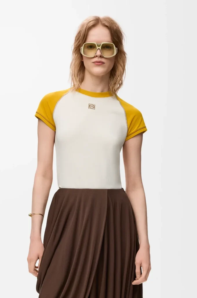 Small fit T-shirt in cotton blend Mustard/Bronze Small fit T-shirt in cotton blend Mustard/Bronze