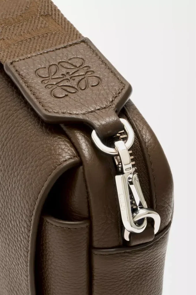 Small Pebble messenger bag in supple grained calfskin Tundra