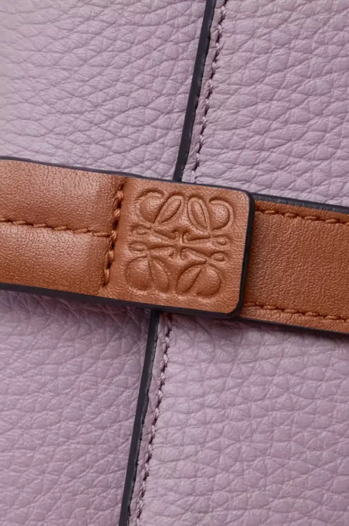 Small vertical wallet in soft grained calfskin Dirty Mauve/Squirrel Small vertical wallet in soft grained calfskin Dirty Mauve/Squirrel