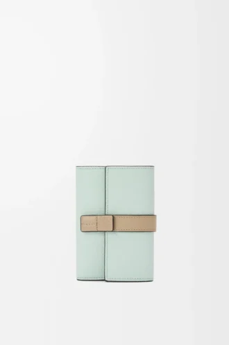 Small vertical wallet in soft grained calfskin Frozen/Clay