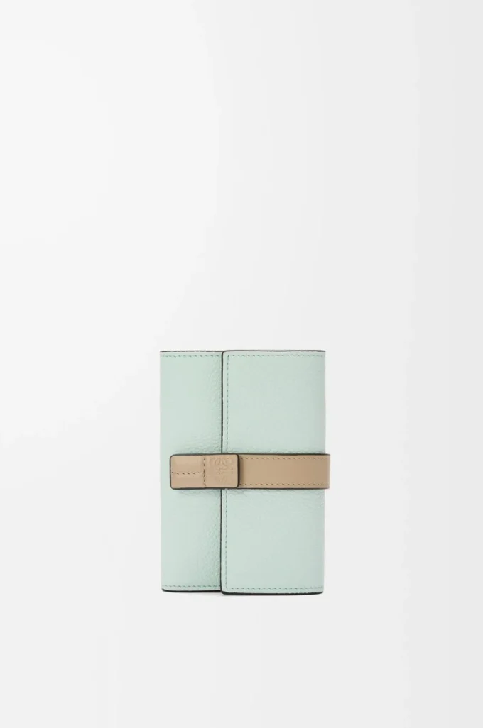 Small vertical wallet in soft grained calfskin Frozen/Clay Small vertical wallet in soft grained calfskin Frozen/Clay