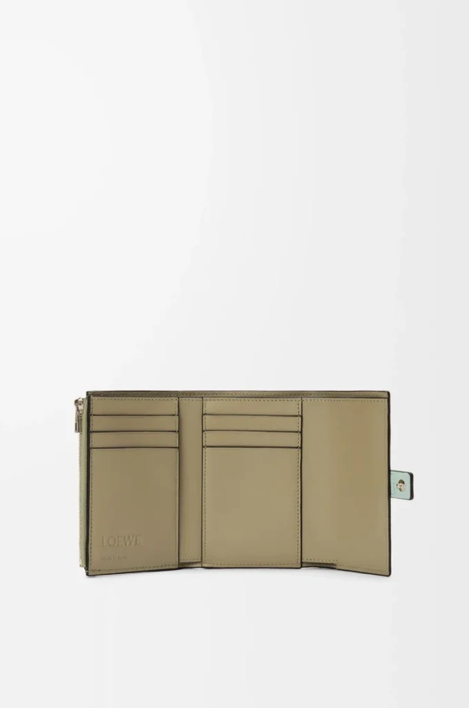Small vertical wallet in soft grained calfskin Frozen/Clay Small vertical wallet in soft grained calfskin Frozen/Clay