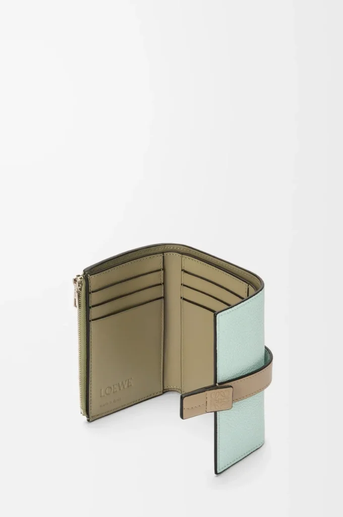 Small vertical wallet in soft grained calfskin Frozen/Clay Small vertical wallet in soft grained calfskin Frozen/Clay