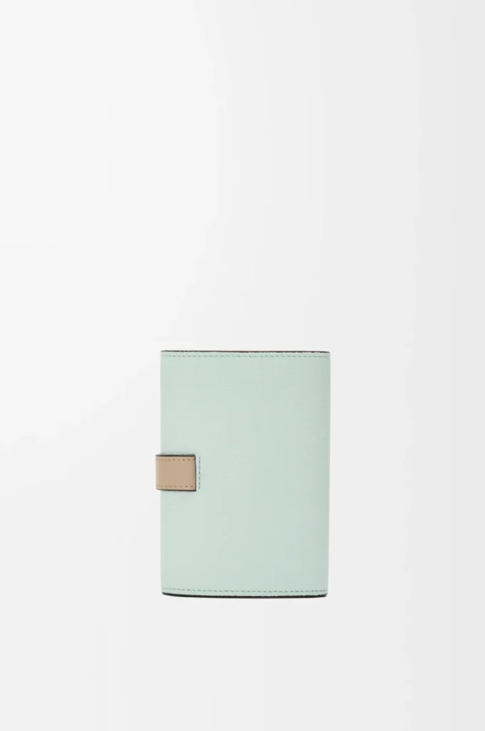 Small vertical wallet in soft grained calfskin Frozen/Clay Small vertical wallet in soft grained calfskin Frozen/Clay