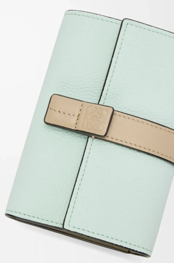 Small vertical wallet in soft grained calfskin Frozen/Clay Small vertical wallet in soft grained calfskin Frozen/Clay