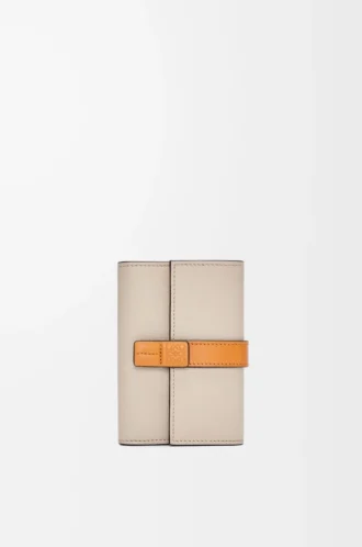 Small vertical wallet in soft grained calfskin Light Oat/Honey