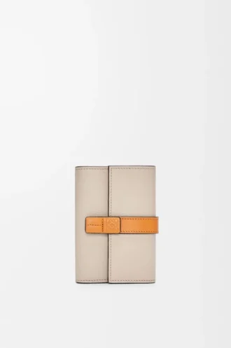Small vertical wallet in soft grained calfskin Light Oat/Honey