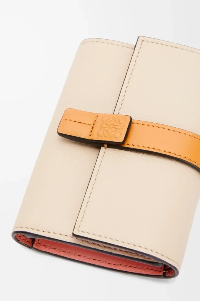 Small vertical wallet in soft grained calfskin Light Oat/Honey Small vertical wallet in soft grained calfskin Light Oat/Honey
