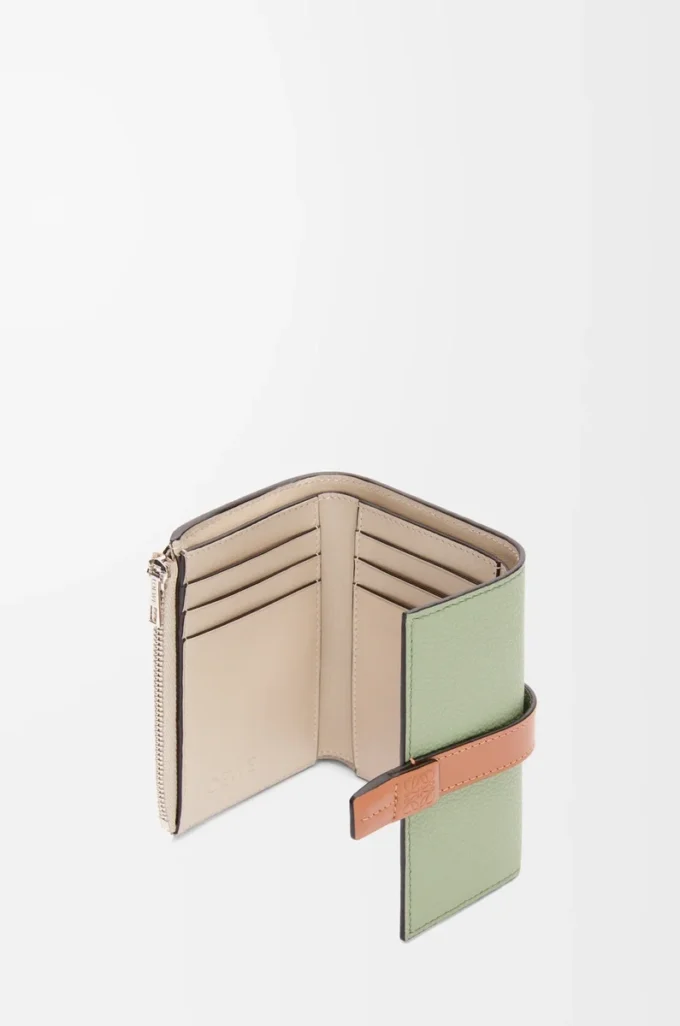 Small vertical wallet in soft grained calfskin Rosemary/Tan Small vertical wallet in soft grained calfskin Rosemary/Tan