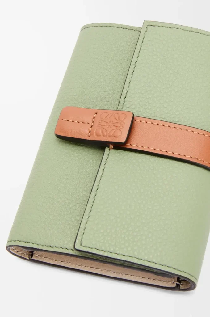 Small vertical wallet in soft grained calfskin Rosemary/Tan Small vertical wallet in soft grained calfskin Rosemary/Tan