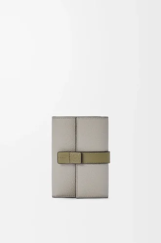 Small vertical wallet in soft grained calfskin Shell Grey/Eucalyptus