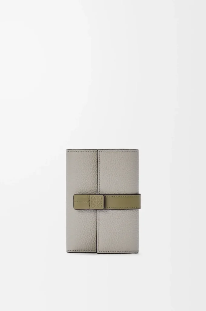 Small vertical wallet in soft grained calfskin Shell Grey/Eucalyptus