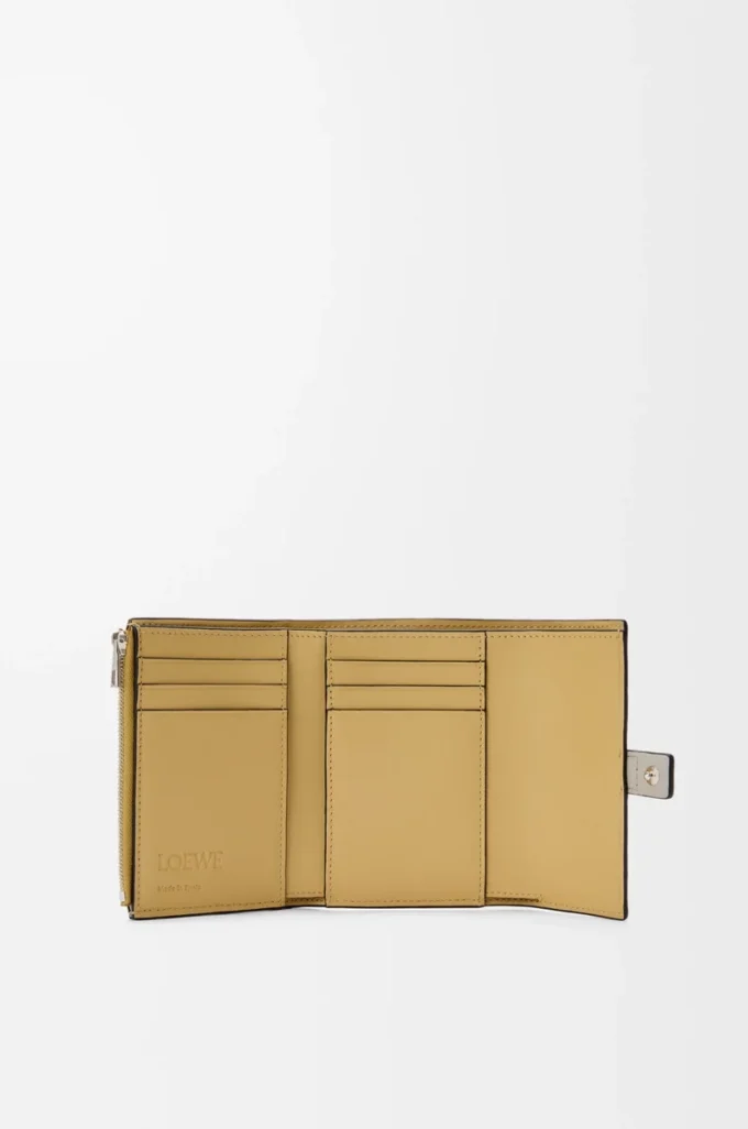 Small vertical wallet in soft grained calfskin Shell Grey/Eucalyptus