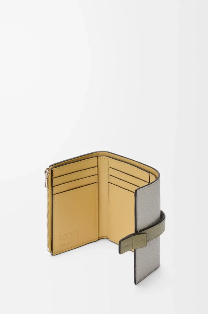 Small vertical wallet in soft grained calfskin Shell Grey/Eucalyptus