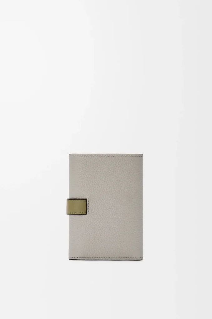 Small vertical wallet in soft grained calfskin Shell Grey/Eucalyptus