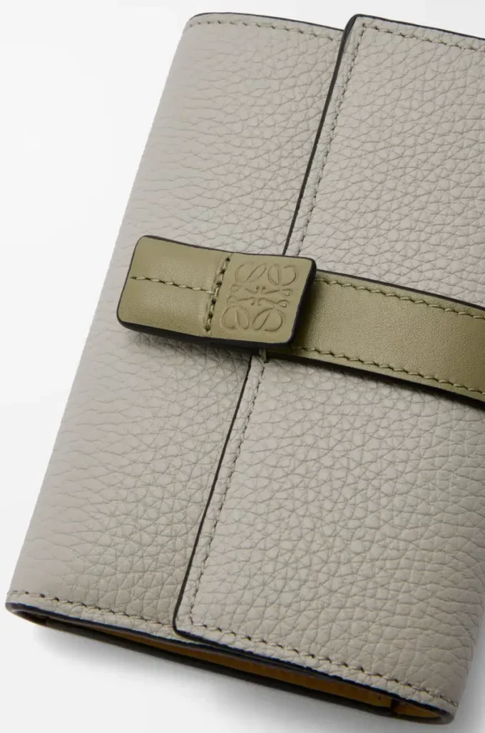 Small vertical wallet in soft grained calfskin Shell Grey/Eucalyptus